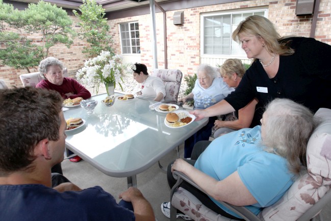 The Laurels of DeKalb: Courtyard